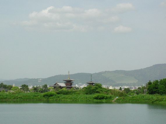 えらそうに書いていますが、西塔が建てられたのはほんの30年前である事や、山焼きの歴史もほんの240年ほどしかないとか、そういうつっこみは無しの方向で(^^;)